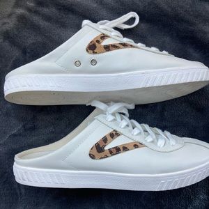 Tretorn retro Slide!  7.5 white leather slide/mule casual sneaker with leopard!